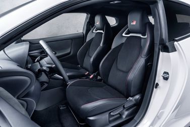 Toyota Yaris IV (XP210), Хэтчбек 3 дв. GR — передние сиденья