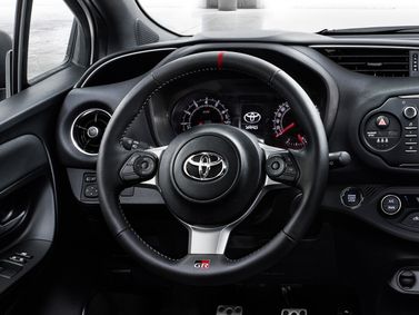 Toyota Yaris III (XP130) Рестайлинг 2, Хэтчбек 3 дв. — рулевое колесо