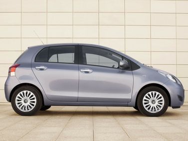 Toyota Yaris فيس ليفت الثاني، هاتشباك 5 أبواب — منظر من الجانب الأيمن