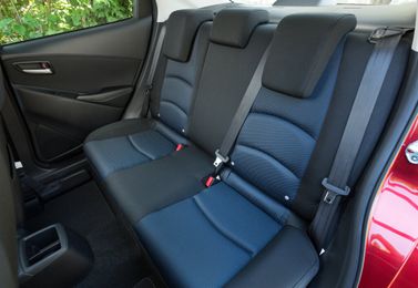 Toyota Yaris DJ/DL, Седан — задние сиденья