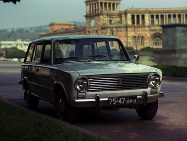 LADA (VAZ) 2102، واجون 5 أبواب — منظر أمامي أيمن