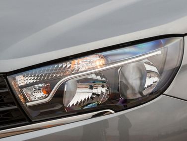 LADA (VAZ) Vesta I، سيدان Cross — المصباح الأمامي
