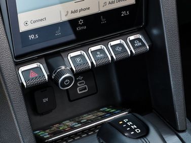 Volkswagen Amarok ثانياً، بيك أب بكابينة مزدوجة — الكونسول الوسطي