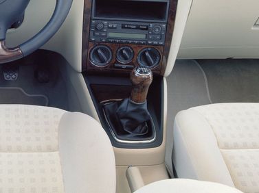 Volkswagen Bora I، سيدان — الكونسول الوسطي