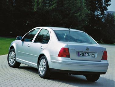 Volkswagen Bora I، سيدان — منظر خلفي أيسر