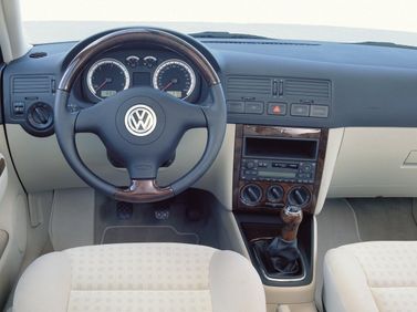 Volkswagen Bora I، سيدان — لوحة القيادة