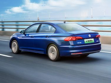 Volkswagen Bora رابعاً، سيدان — منظر خلفي بزاوية ثلاثة أرباع