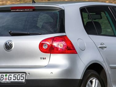 Volkswagen Golf V، هاتشباك 5 أبواب — منظر خلفي أيمن