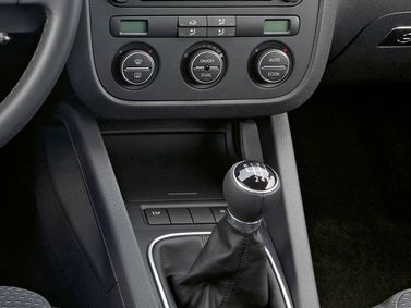 Volkswagen Golf V، هاتشباك 3 أبواب — الكونسول الوسطي