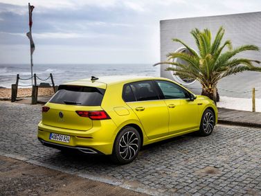 Volkswagen Golf ثامناً، هاتشباك 5 أبواب — منظر خلفي أيمن