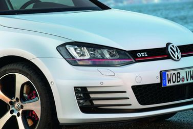 Volkswagen Golf GTI سابعاً، هاتشباك 3 أبواب — الجزء الأمامي من السيارة عن قرب