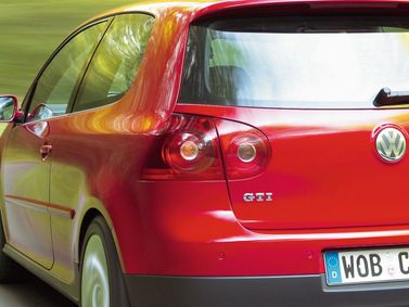 Volkswagen Golf GTI V, Хэтчбек 3 дв. — вид сзади справа