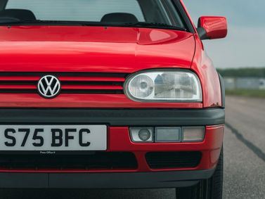 Volkswagen Golf GTI ثالثاً، هاتشباك 3 أبواب — الجزء الأمامي من السيارة عن قرب