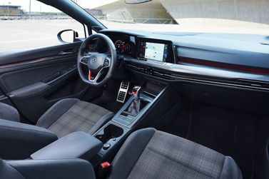 Volkswagen Golf GTI ثامناً، هاتشباك 5 أبواب — منطقة السائق