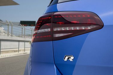 Volkswagen Golf R VII, Хэтчбек 3 дв. — задняя часть автомобиля крупным планом