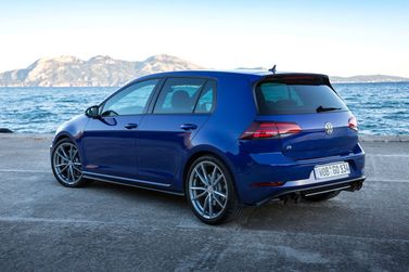Volkswagen Golf R فيس ليفت السابع، هاتشباك 5 أبواب — منظر خلفي بزاوية ثلاثة أرباع