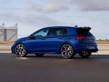Volkswagen Golf R ثامناً، هاتشباك 5 أبواب — منظر خلفي بزاوية ثلاثة أرباع