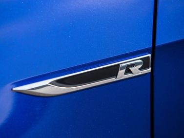 Volkswagen Golf R فيس ليفت السابع، واجون 5 أبواب — شعار السيارة واسم الطراز