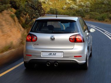 Volkswagen Golf R32 V, Хэтчбек 5 дв. — вид сзади справа