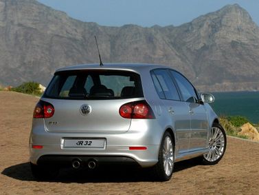 Volkswagen Golf R32 V, Хэтчбек 5 дв. — вид сзади справа