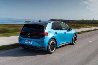 Volkswagen ID.3 أنا فيس ليفت، هاتشباك 5 أبواب — منظر خلفي بزاوية ثلاثة أرباع