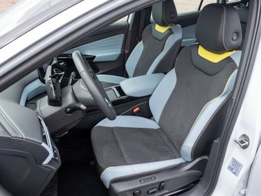 Volkswagen ID.4، دفع رباعي 5 أبواب X — المقاعد الأمامية