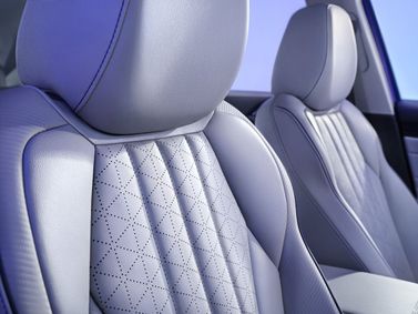 Volkswagen ID.6، دفع رباعي 5 أبواب X — المقاعد الأمامية