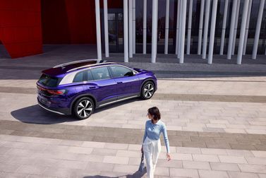Volkswagen ID.6، دفع رباعي 5 أبواب X — منظر خلفي بزاوية ثلاثة أرباع