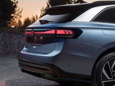 Volkswagen ID.7، واجون — منظر خلفي أيسر