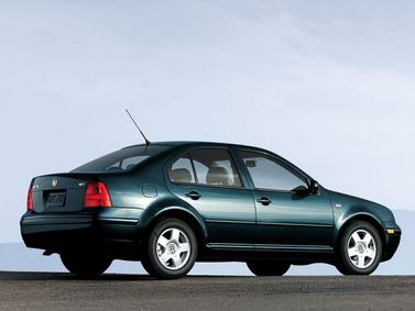 Volkswagen Jetta رابعاً، سيدان — منظر خلفي أيمن