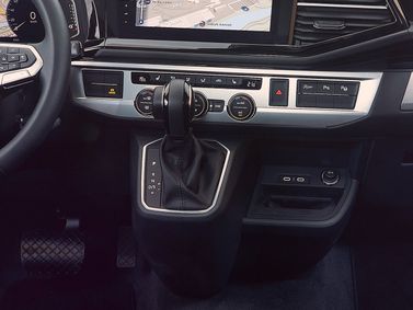 Volkswagen Multivan عملية فيس ليفت T6، ميني فان Long — الكونسول الوسطي