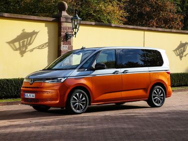 Volkswagen Multivan T7، ميني فان — منظر أمامي بزاوية ثلاثة أرباع