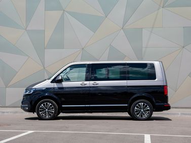 Volkswagen Multivan عملية فيس ليفت T6، ميني فان — منظر من الجانب الأيسر