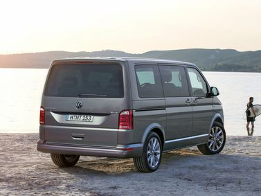Volkswagen Multivan T6، ميني فان — منظر خلفي أيمن