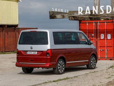 Volkswagen Multivan عملية فيس ليفت T6، ميني فان — منظر خلفي أيمن
