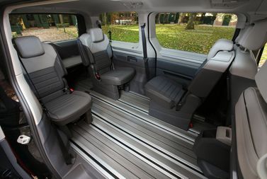 Volkswagen Multivan T7، ميني فان Long — المقاعد الخلفية