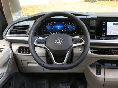 Volkswagen Multivan T7، ميني فان — عجلة القيادة