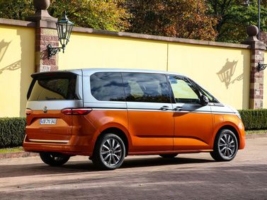 Volkswagen Multivan T7، ميني فان — منظر خلفي بزاوية ثلاثة أرباع