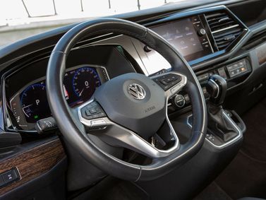 Volkswagen Multivan عملية فيس ليفت T6، ميني فان — منطقة السائق
