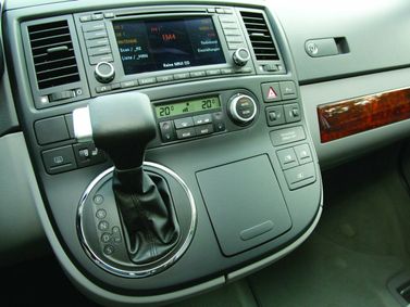 Volkswagen Multivan T5، ميني فان — الكونسول الوسطي