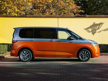 Volkswagen Multivan T7، ميني فان — منظر من الجانب الأيمن