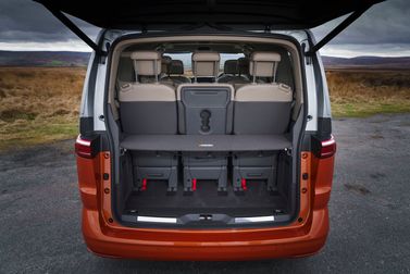 Volkswagen Multivan T7، ميني فان — منظر خلفي