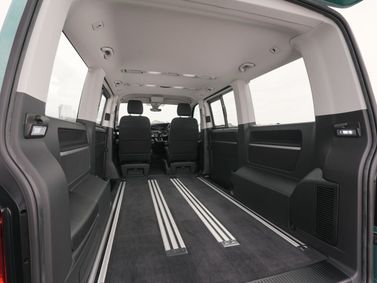 Volkswagen Multivan عملية فيس ليفت T6، ميني فان Long — منظر عام للمقصورة