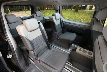 Volkswagen Multivan T7، ميني فان Long — المقاعد الخلفية