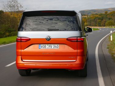 Volkswagen Multivan T7، ميني فان — منظر خلفي