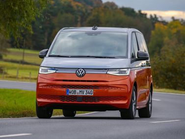 Volkswagen Multivan T7، ميني فان — منظر أمامي