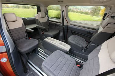 Volkswagen Multivan T7، ميني فان — منظر عام للمقصورة