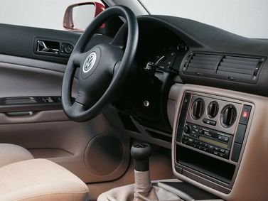Volkswagen Passat B5، سيدان — منطقة السائق