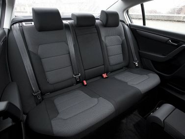 Volkswagen Passat B7، سيدان — المقاعد الخلفية