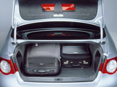 Volkswagen Passat B6، سيدان — حجرة الأمتعة